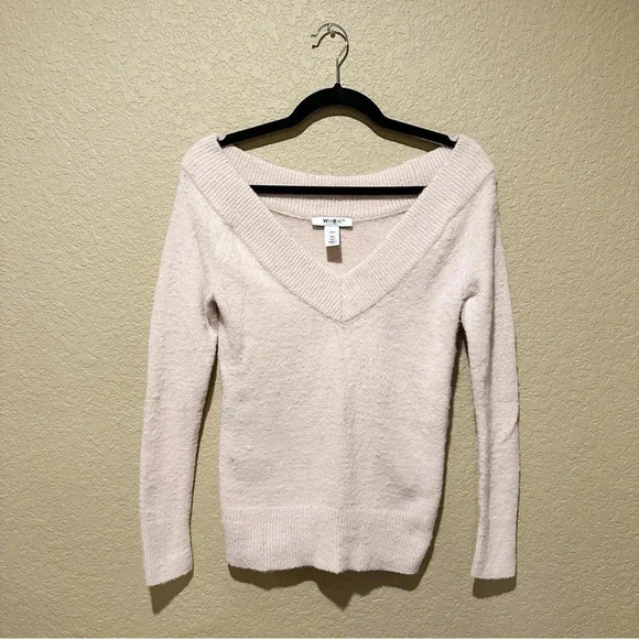 White House Black Market Feather Soft Fuzzy V-Neck Pullover Sweater Size XXS - Picture 3 of 5